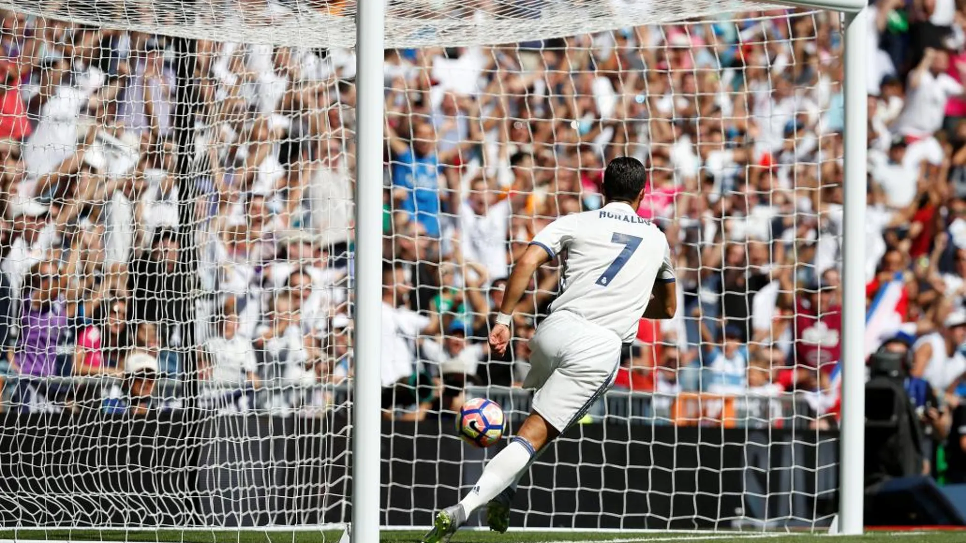Cristiano Ronaldo marca el primer gol del Real Madrid ante el Osasuna