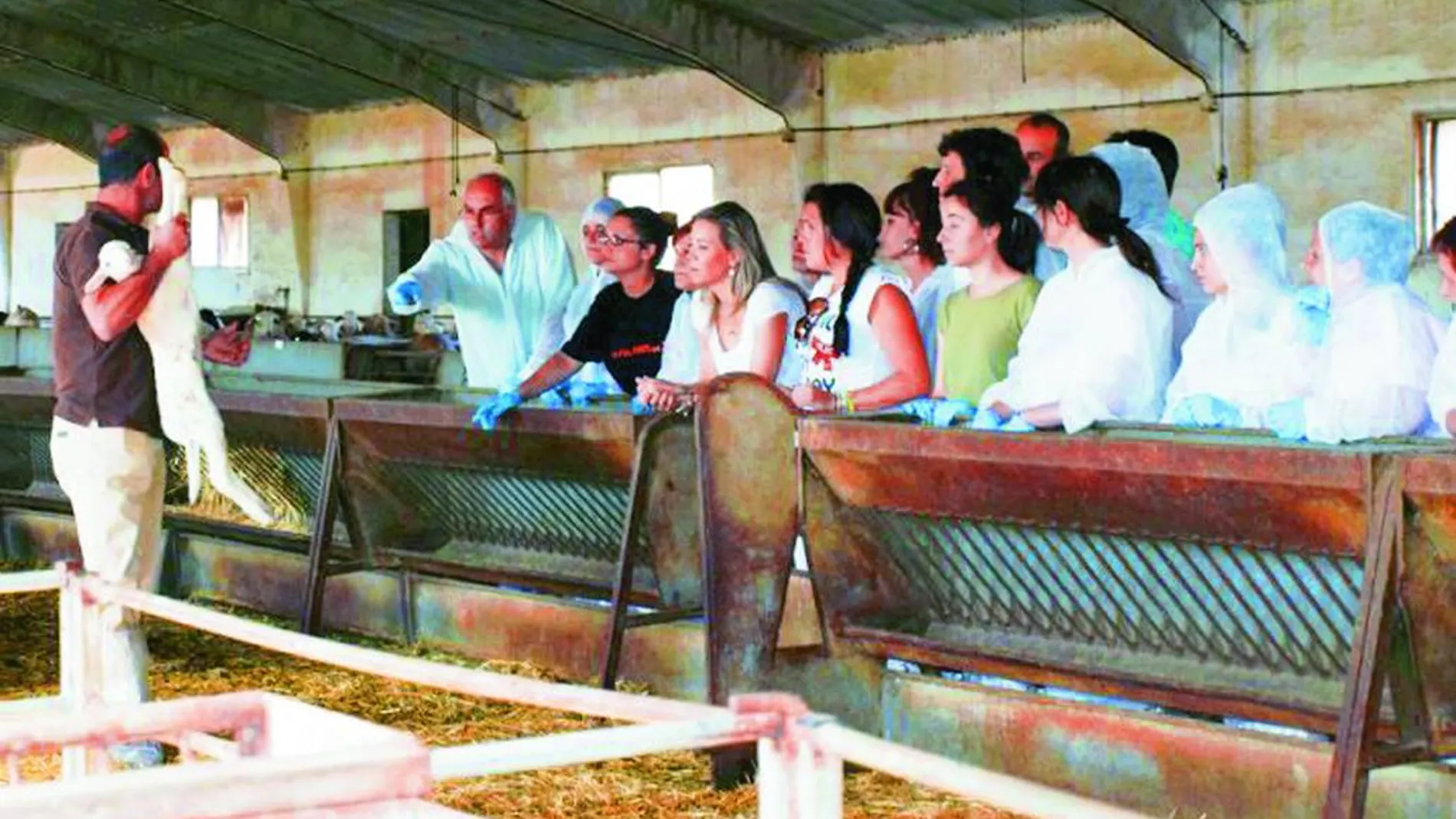 La presidenta de Amfar, Lola Merino, visita una explotación agrícola y ganadera.