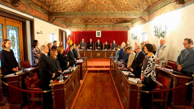 Respetuoso minuto de silencio antes del comienzo del Pleno de la Diputación