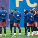 Los jugadores y el cuerpo técnico del Barcelona dedicaron un minuto de silencio a la memoria de Quini en el entrenamiento de ayer