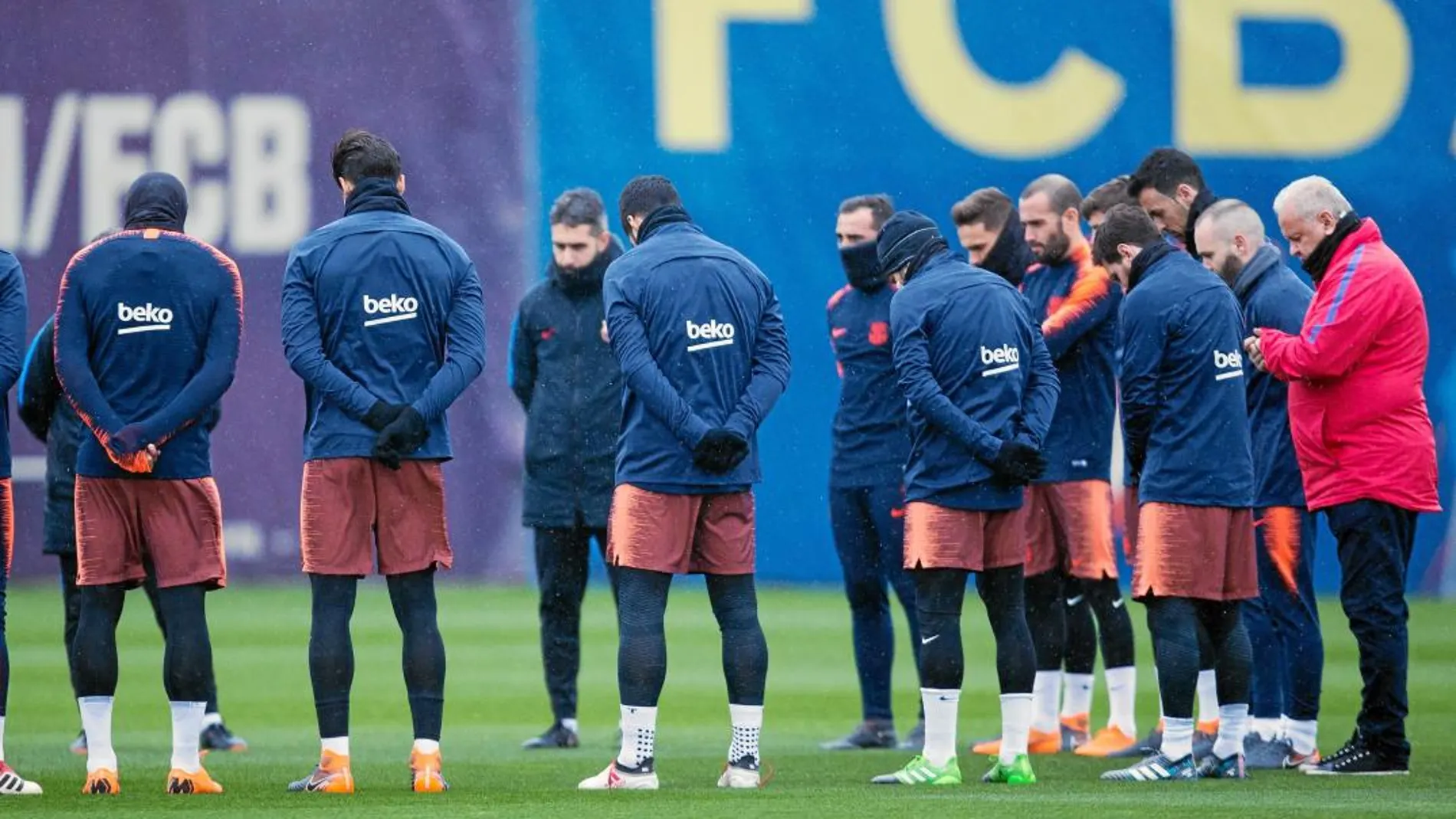 Los jugadores y el cuerpo técnico del Barcelona dedicaron un minuto de silencio a la memoria de Quini en el entrenamiento de ayer