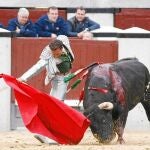 Antonio Ferrera, que lució un vestido de Victorio y Lucchino, torea por la derecha y sin la ayuda al cuarto