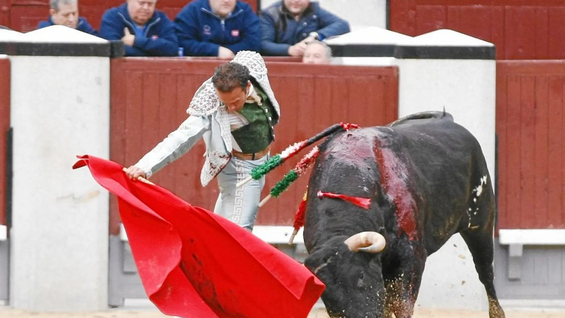 Antonio Ferrera, que lució un vestido de Victorio y Lucchino, torea por la derecha y sin la ayuda al cuarto