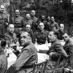 En este encuentro, celebrado en Tenerife en 1936, se ultimaron los detalles del alzamiento. En el centro puede distinguirse a Francisco Franco