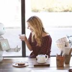 Fotografía facilitada por SoftBank Robotics, de una mujer conversando con un robots