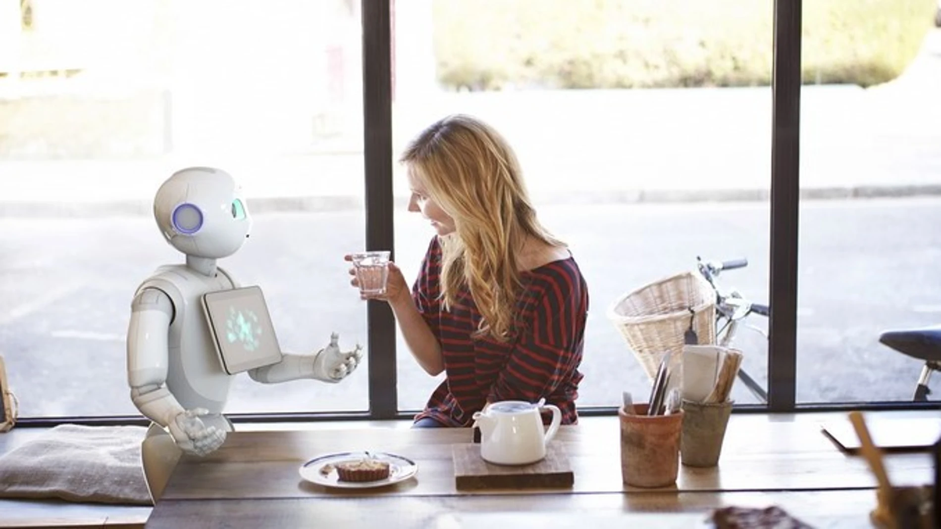 Fotografía facilitada por SoftBank Robotics, de una mujer conversando con un robots