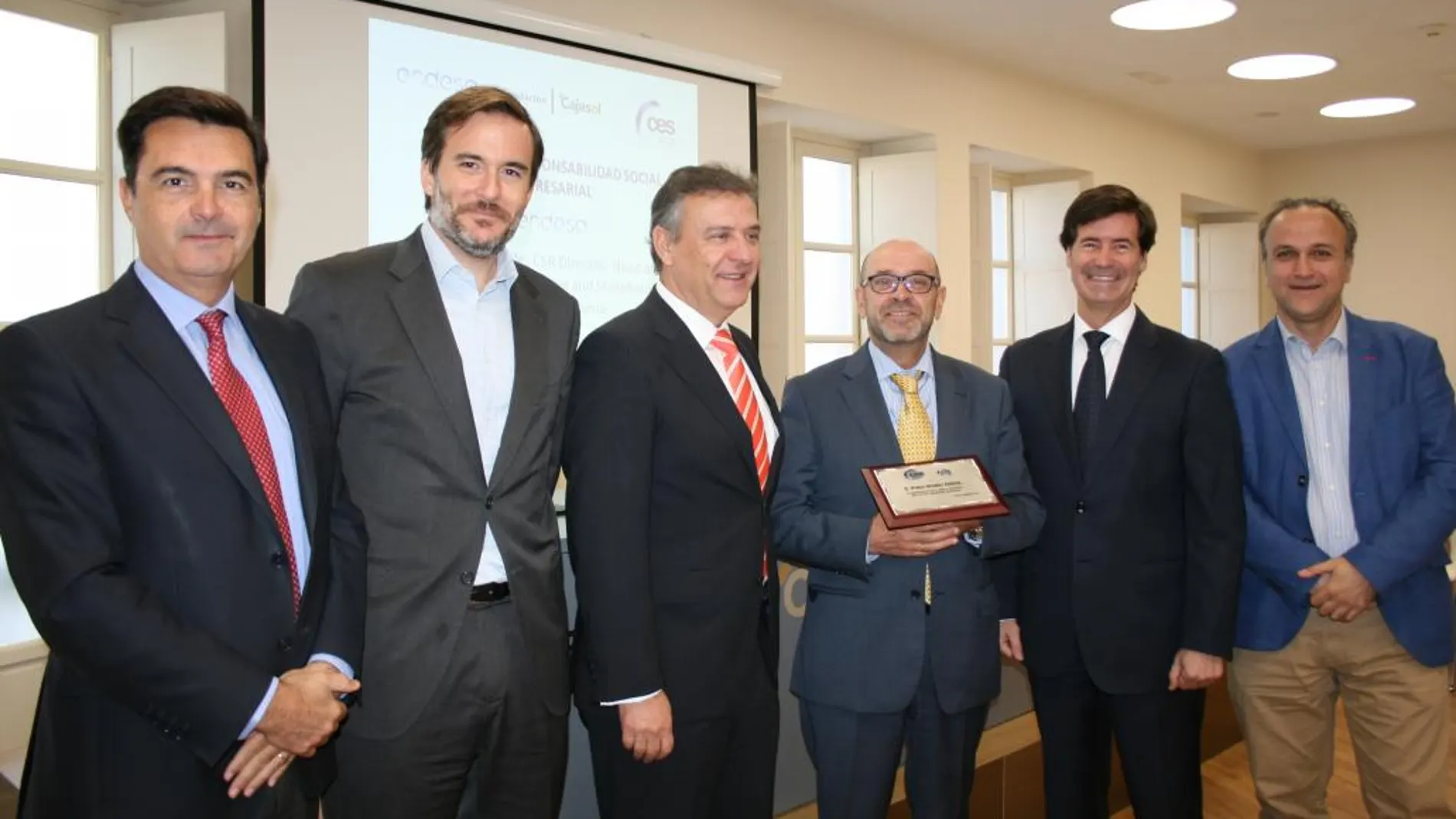 Juan Vaz, presidente de la Comisión de relaciones Laborales de la CES; Diego Ortiz, presidente de la Comisión RSE de la CES; Francisco Arteaga, director general de Endesa Andalucía y Extremadura; Pedro Méndez, director de Relaciones Institucionales de Endesa Andalucía; Miguel Rus, presidente de la CES; y Ángel Fraile, CSR Director- Head of Sustainability Planning and Stakeholder Engagement Iberia en Endesa
