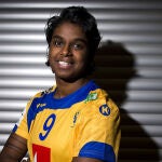 Louise Sand posa con la camiseta de la selección sueca