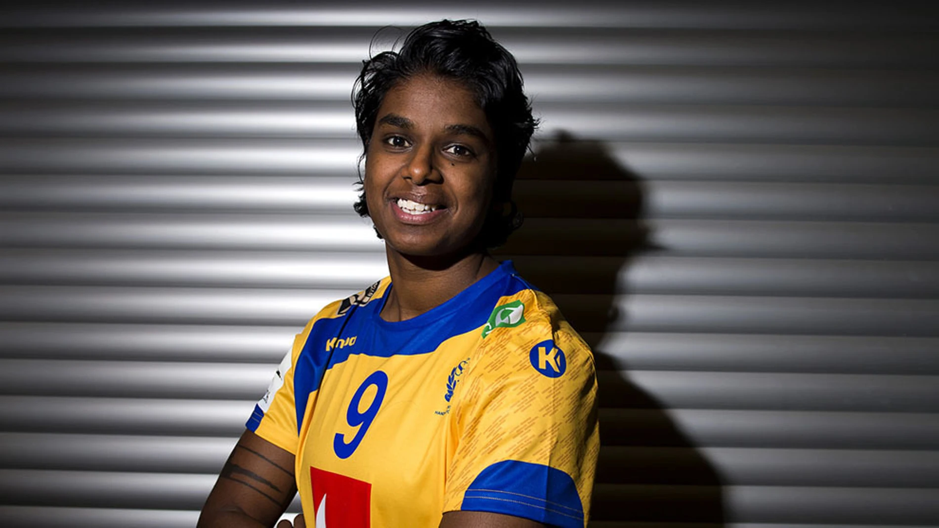 Louise Sand posa con la camiseta de la selección sueca