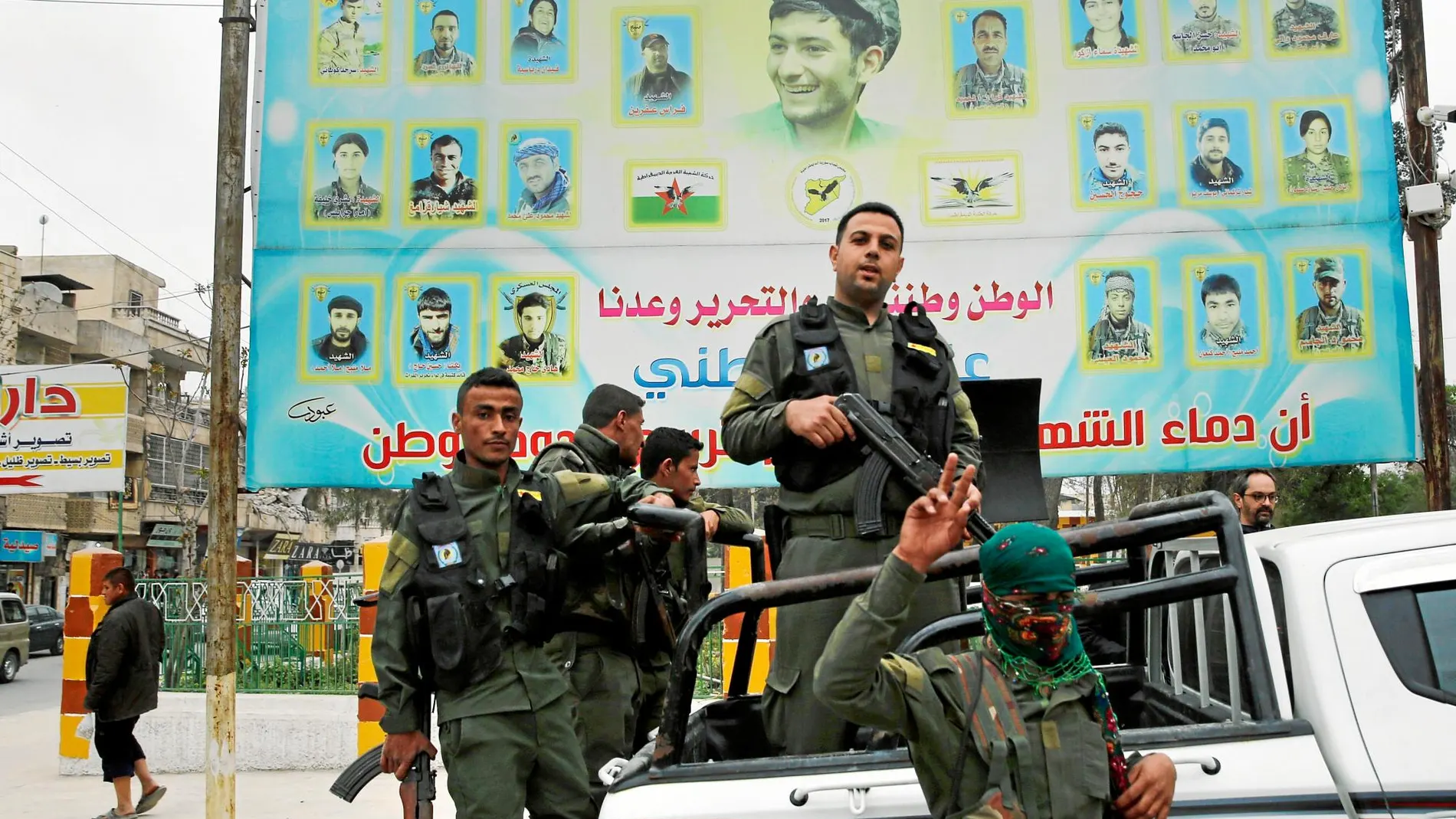 Imagen de archivo de soldados kurdos en la ciudad de Manjib, en el norte de Siria, que ayer fue reconquistada por el Ejército sirio / Ap