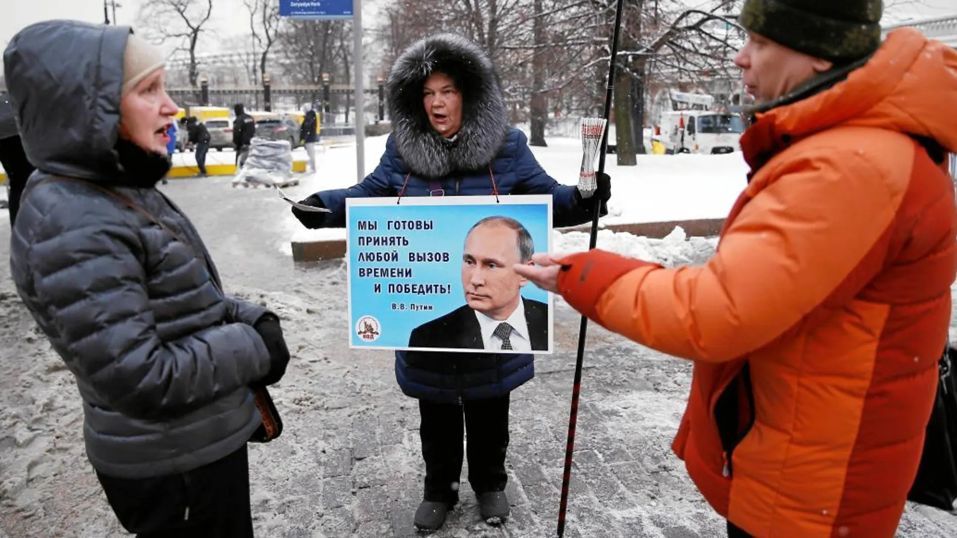 Activistas distribuyen en Moscú material electoral del candidato Putin para las elecciones de este domingo