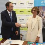 Los presidentes de la FRMP y de Unicef en Castilla y León, Alfonso Polanco y Montaña Benavides, respectivamente, firman el convenio de colaboración