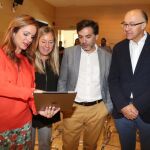 Silvia Clemente muestra la nueva página web alos miembros en la Mesa de las Cortes, Ramiro Ruiz Medrano, Carlos Chávez y Belén Rosado