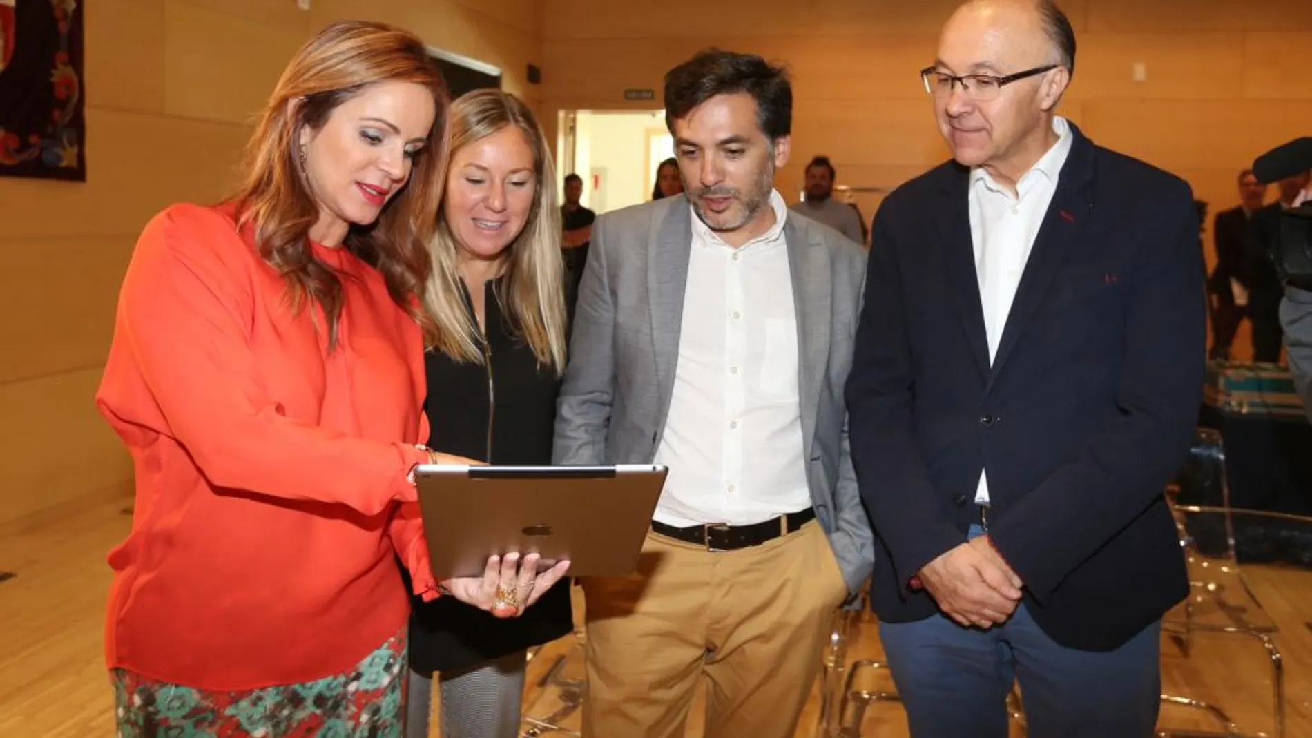 Silvia Clemente muestra la nueva página web alos miembros en la Mesa de las Cortes, Ramiro Ruiz Medrano, Carlos Chávez y Belén Rosado
