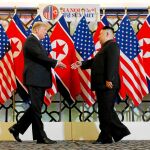 Donald Trump y Kim Jong Un se estrechan la mano ayer antes de iniciar su segunda cumbre bilateral
