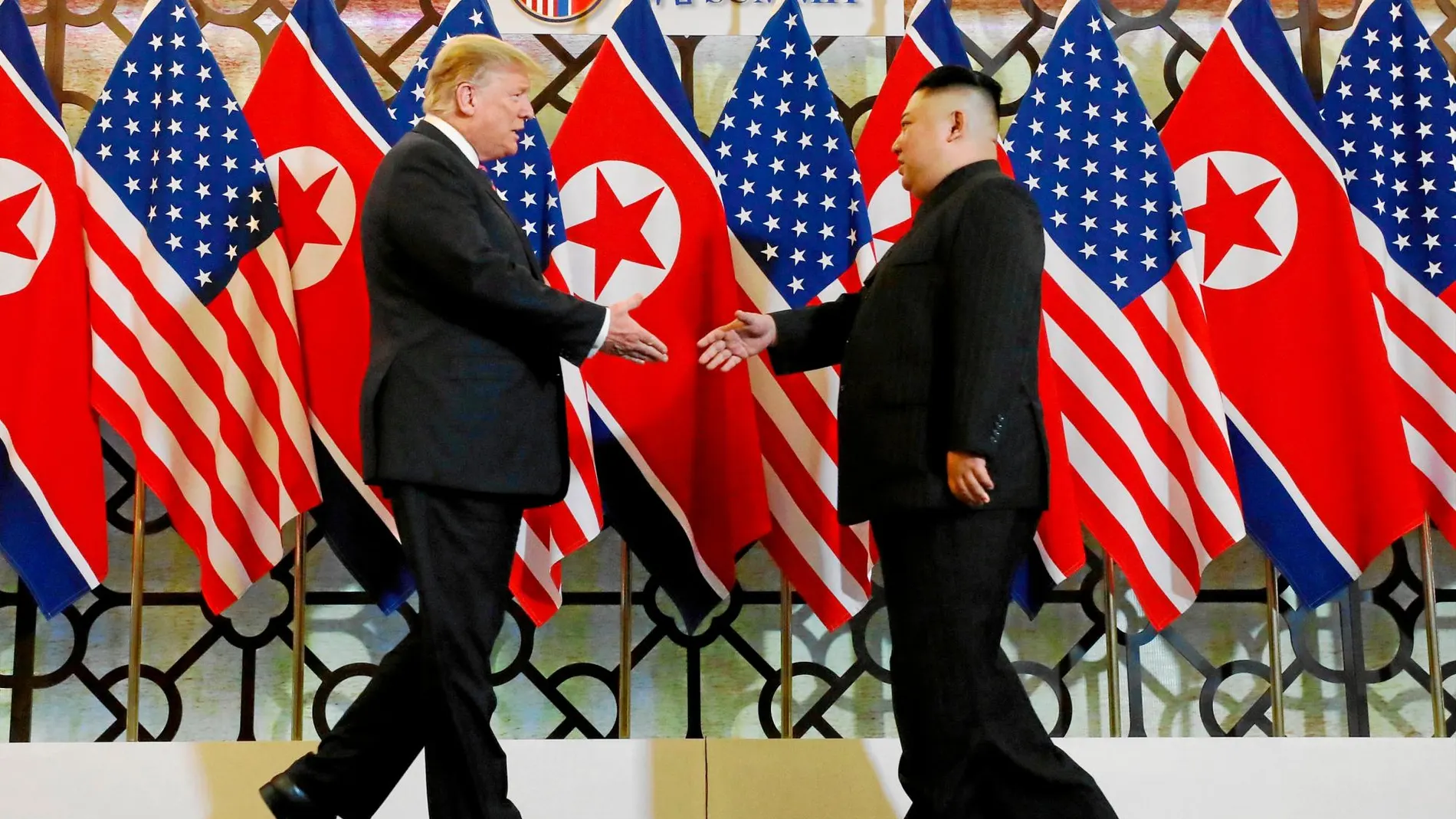 Donald Trump y Kim Jong Un se estrechan la mano ayer antes de iniciar su segunda cumbre bilateral