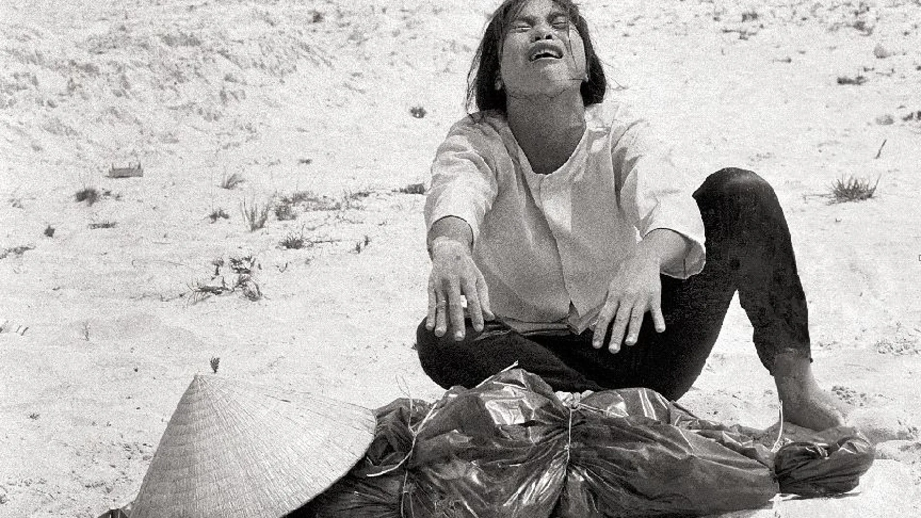 Icónica foto del conflicto de Hué en la que una mujer vietnamita llora por el cadáver de su esposo, encontrado junto a otros 47 cuerpos en una fosa común cerca de la ciudad
