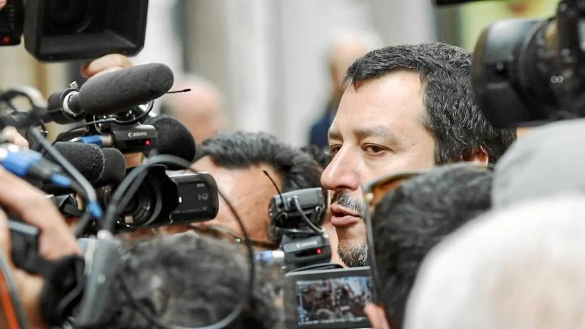 Salvini aprovechó ayer en Roma la atención mediática para clamar contra Mattarella y airear su retórica antisistema