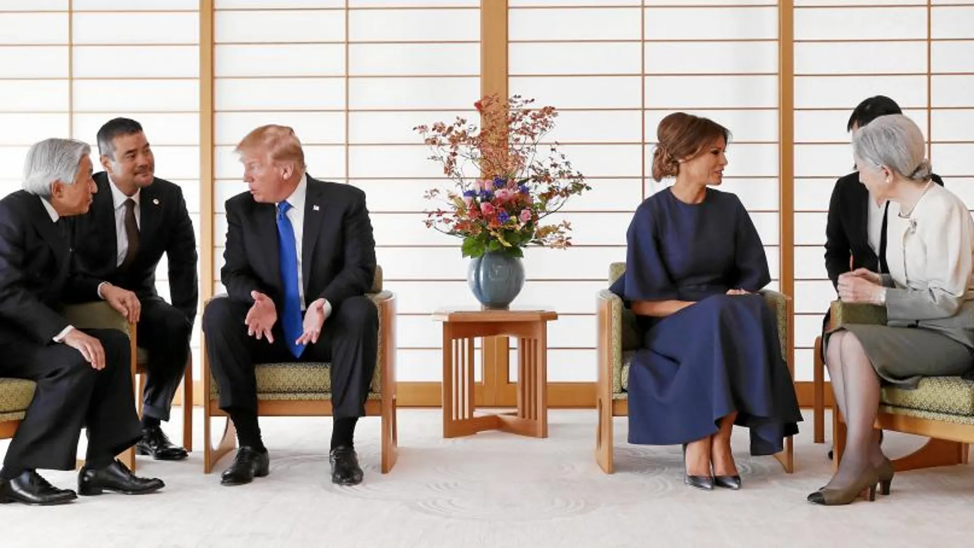 Donald Trump y su esposa hablan ayer en Tokio por separado con el emperador Akihito y la emperatriz Michico