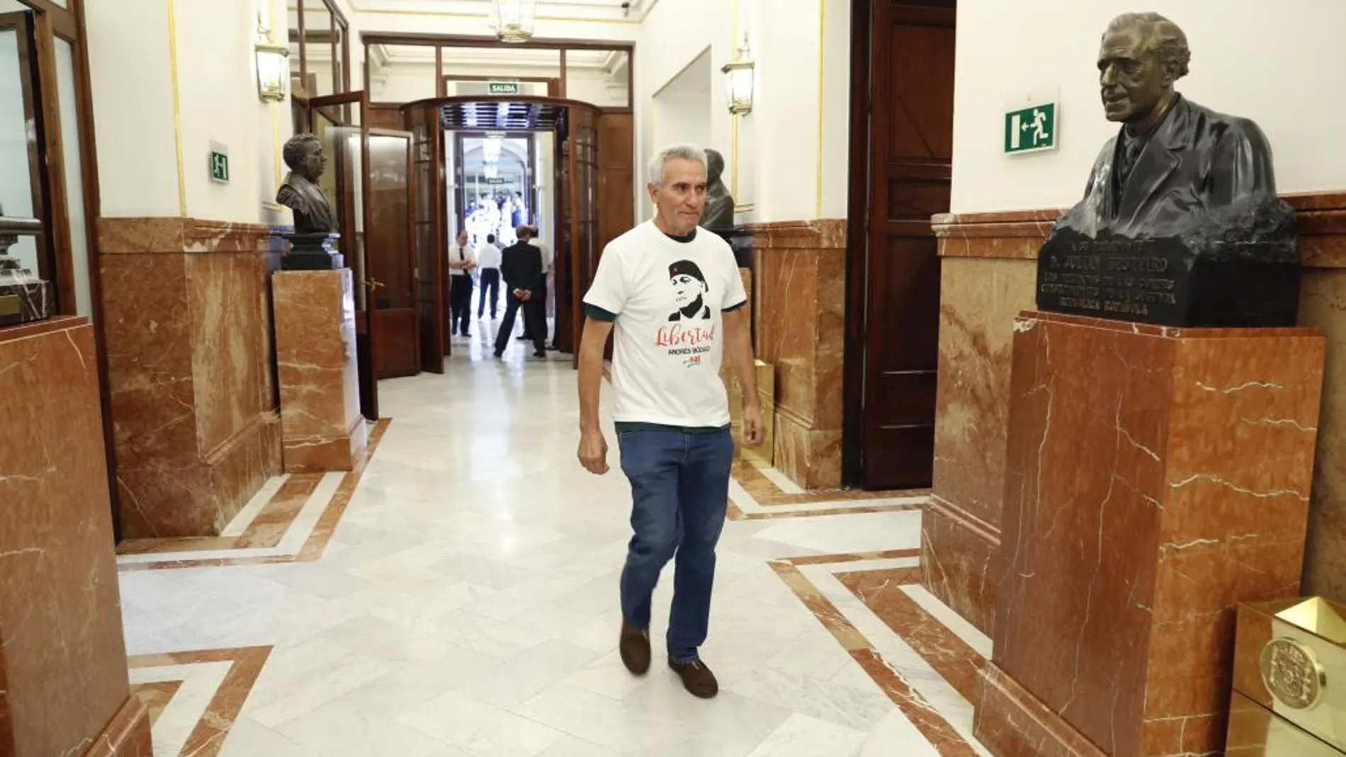 Diego Cañamero, con una camiseta que pide la libertad de Bódalo