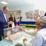 El secretario general del PSOE-Aragón, Javier Lambán, vota en Ejea/Ep