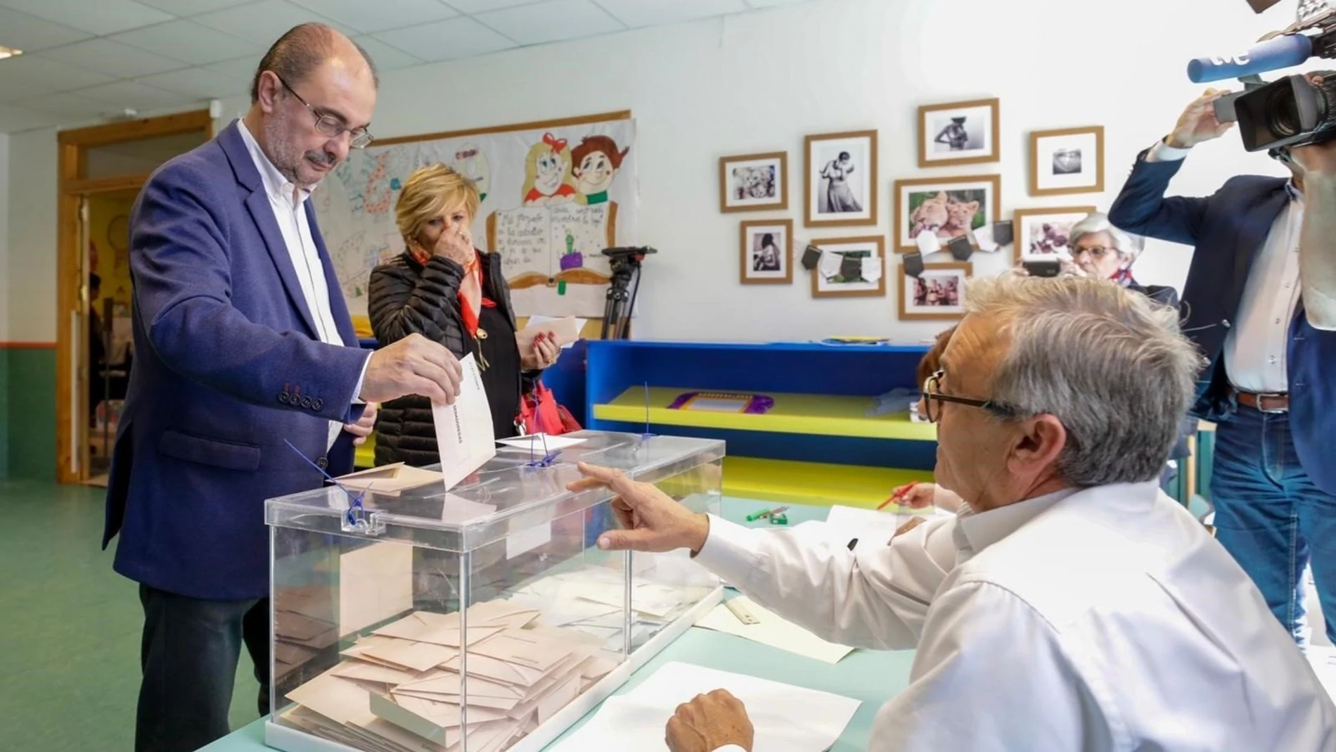 El secretario general del PSOE-Aragón, Javier Lambán, vota en Ejea/Ep