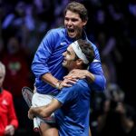 Nadal abraza a Federer tras su victoria en Praga