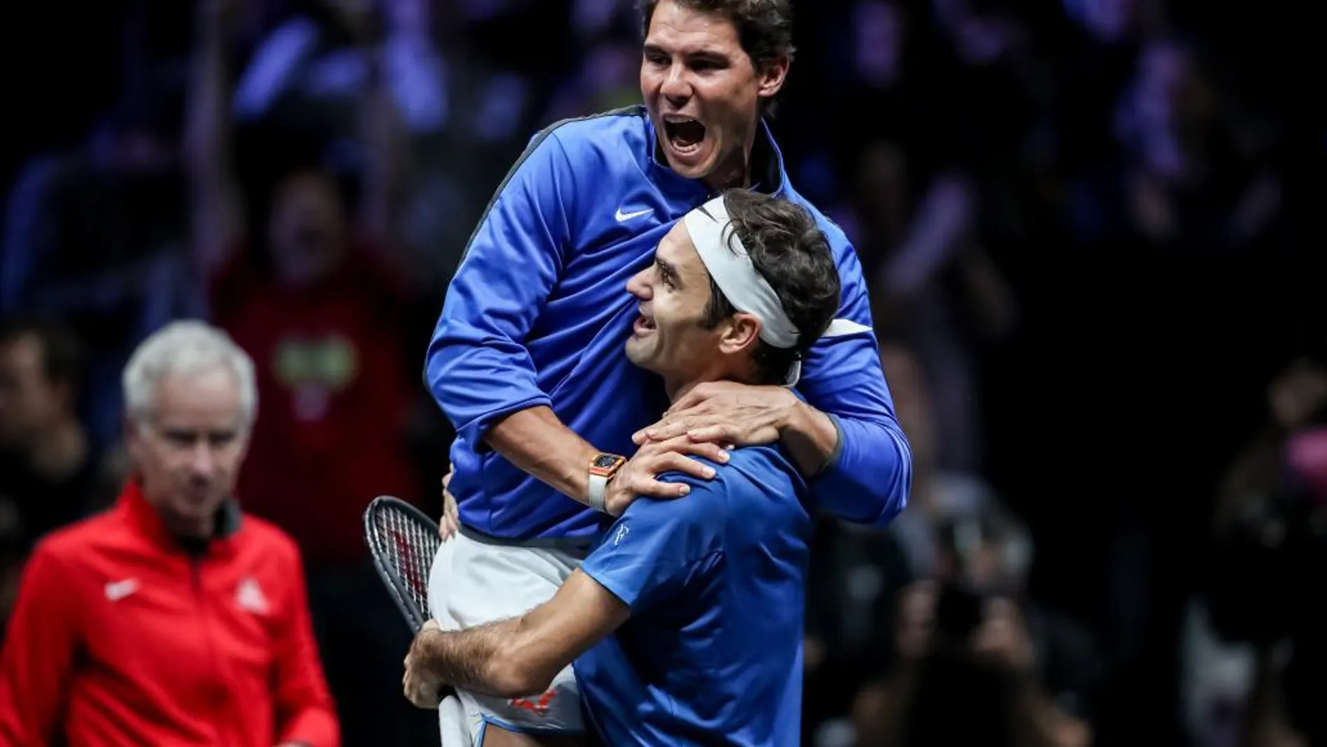 Nadal abraza a Federer tras su victoria en Praga