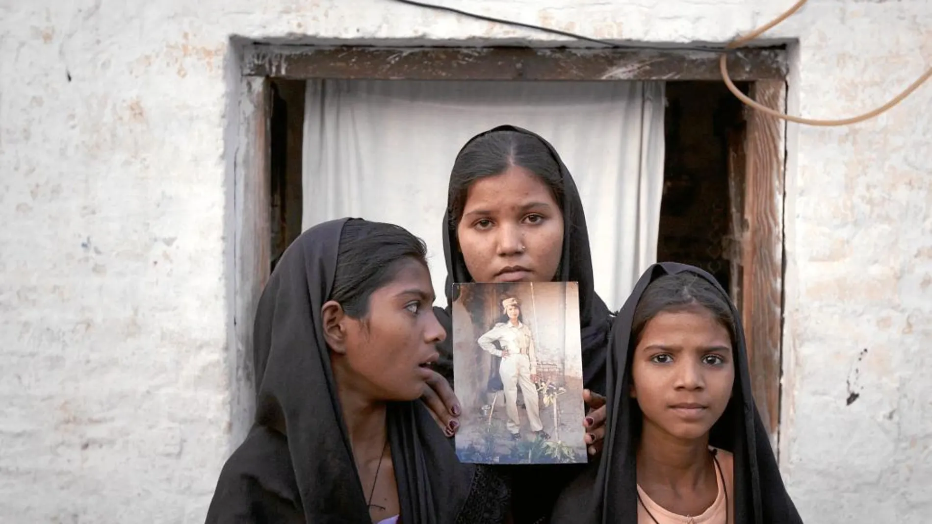 Esha, Sidre y Esham, tres de los cinco hijos de Asia Bibi, que llevan siete años esperando a que liberen a su madre, encerrada en el corredor de la muerte