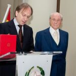 El excmo. Sr. Pietro Sebastiani, embajador de la República de Italia en España, explica los motivos por el cual el Gobierno Italiano concede este honor a don Eduardo De Santis, «por su trabajo durante toda una vida».