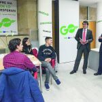 El alcalde de Salamanca, Alfonso Fernández Mañueco, el director de programas de la Escuela de Organizaciv=n Industrial (EOI), Luis Sánchez Henríquez, y el concejal Enrique Sánchez Guijo (D), visitan el nuevo espacio de "coworking"municipal
