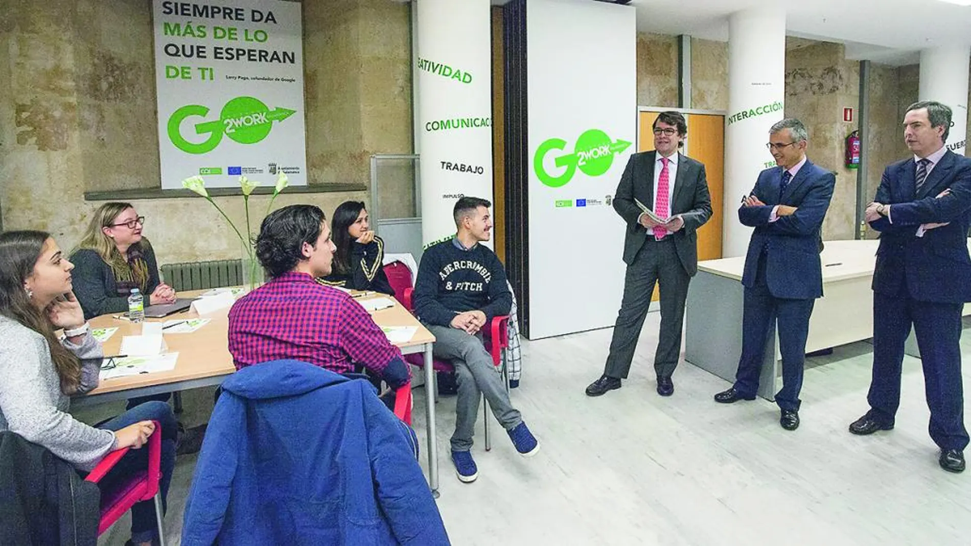 El alcalde de Salamanca, Alfonso Fernández Mañueco, el director de programas de la Escuela de Organizaciv=n Industrial (EOI), Luis Sánchez Henríquez, y el concejal Enrique Sánchez Guijo (D), visitan el nuevo espacio de "coworking"municipal