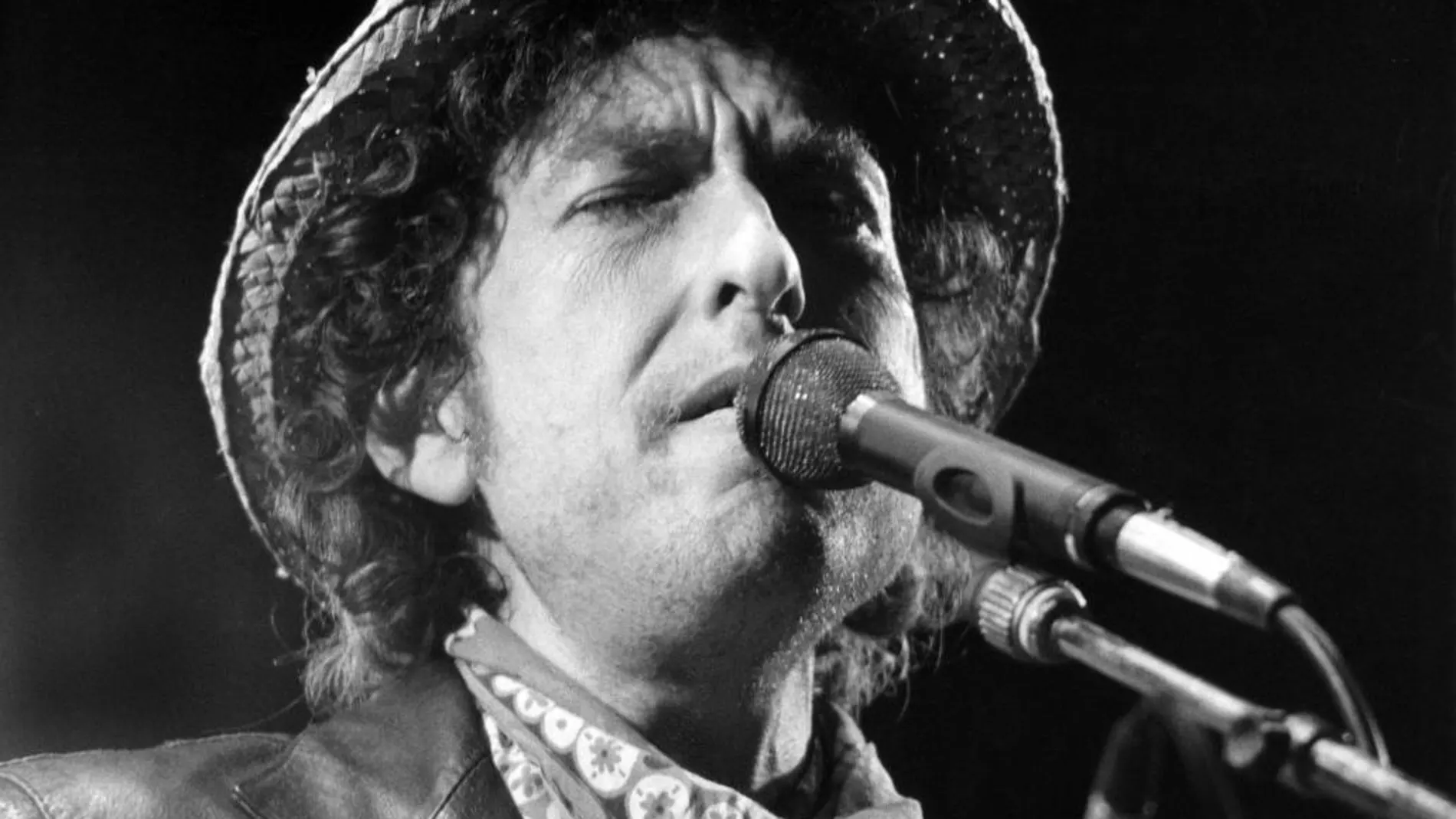 Fotografía de archivo fechada el 3 de junio de 1984 que muestra al cantautor estadounidense Bod Dylan durante un concierto que ofreció en el estadio Olímpico de Múnich, Alemania