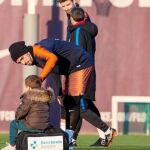 El delantero uruguayo habla con su hijo Benjamín en el entrenamiento de ayer del Barcelona