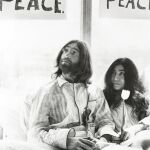 John Lennon y Yoko Ono protagonizaron la imagen más patéticamente snob de aquella «izquierda exquisita»