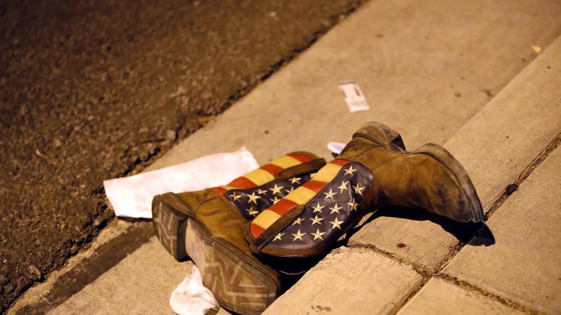 Unas botas de cowboy de un asistente al concierto en el que se produjo la masacre