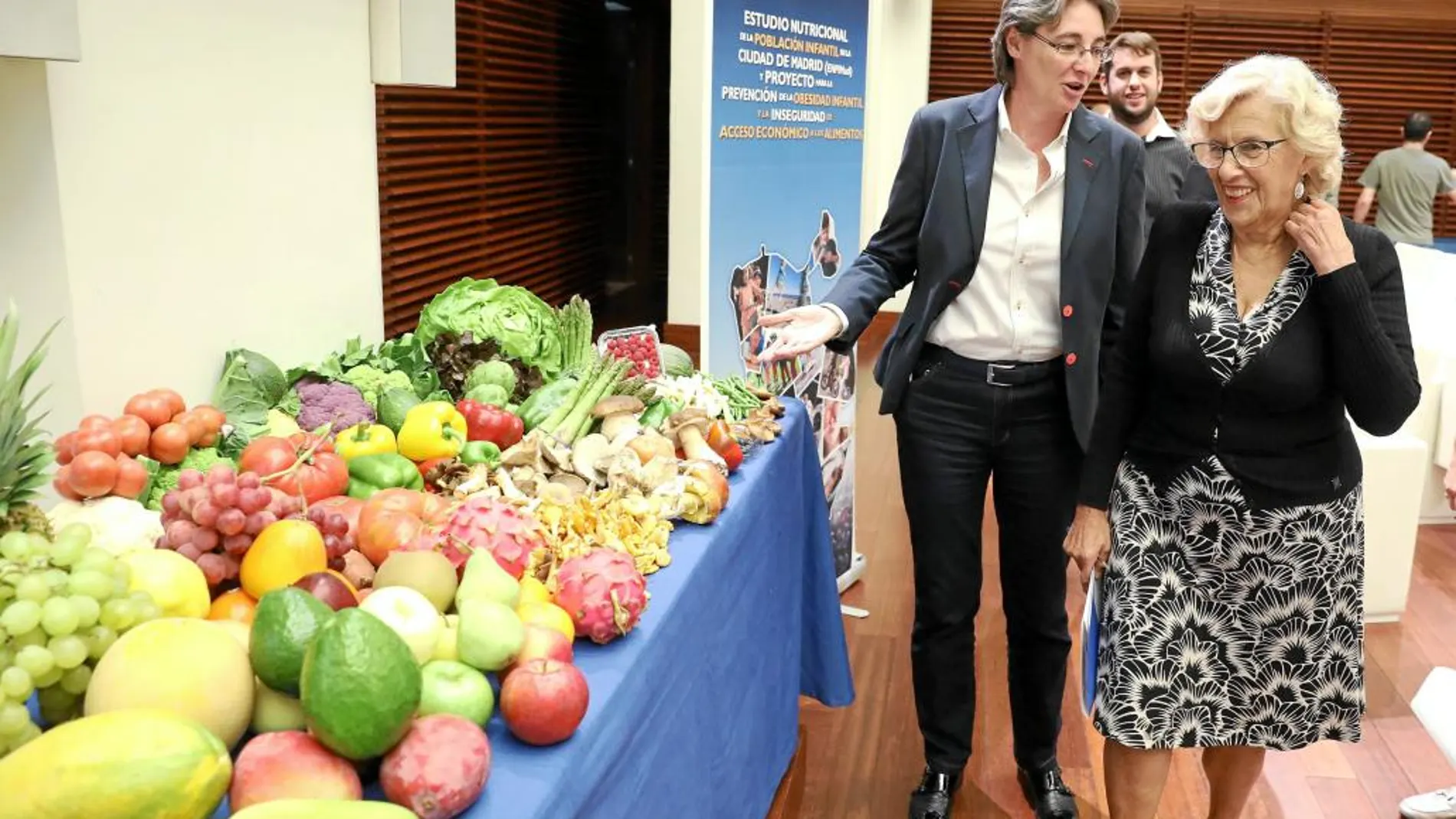 Manuela Carmena y Marta Higueras presentaron ayer medidas para combatir la malnutrición entre los niños