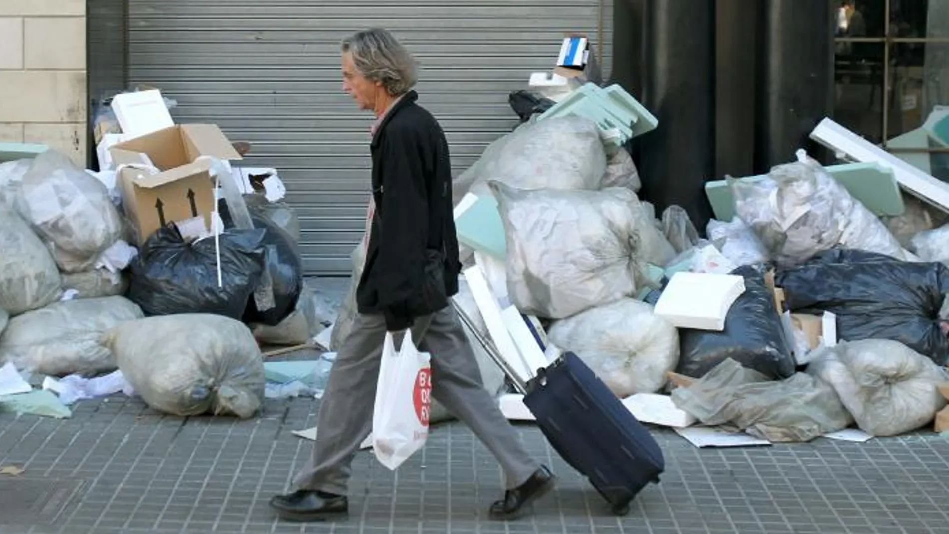La desconvocatoria se produce después de FCC, empresa concesionaria del servicio de recogida de residuos, haya comunicado a los representantes de los trabajadores su decisión de retirar el expediente de regulación de empleo que afectaba a 146 personas.