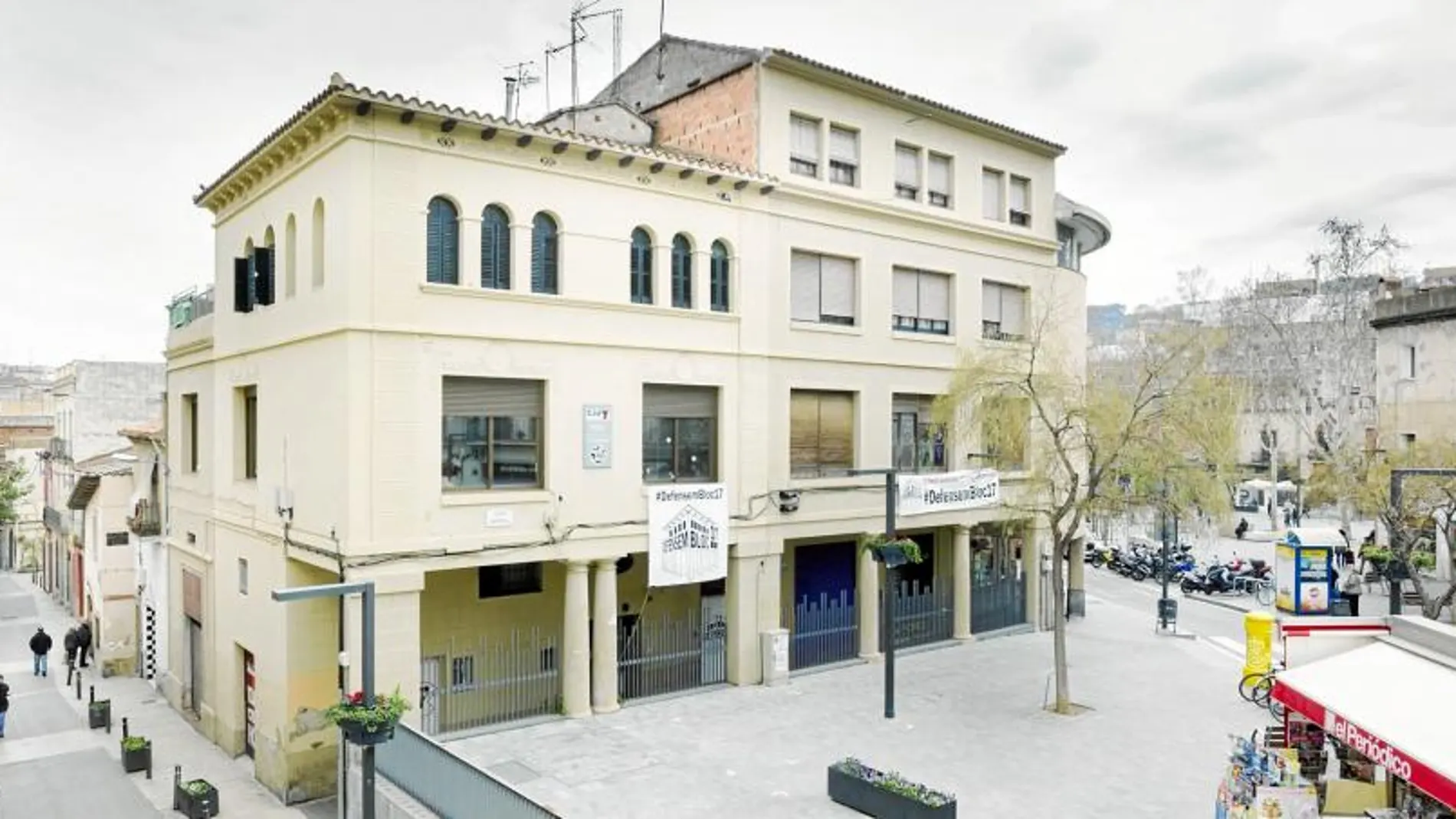 El edificio, propiedad de una entidad bancaria, está situado en la plaza Eivissa, y desde hace 30 años está gestionado por los movimientos juveniles del barrio