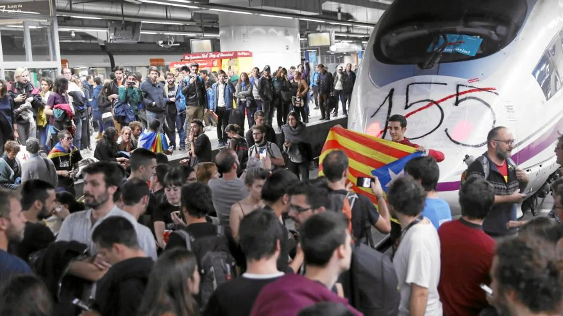 Renfe tuvo que suspender la circulación de los trenes de alta velocidad por la presencia de manifestantes en las vías