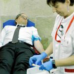 El president Torra ayer donando sangre en una sala habilitada dentro del propio Parlament