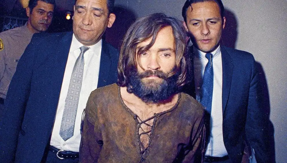El asesino Charles Manson, custodiado por dos agentes en una imagen de 1969