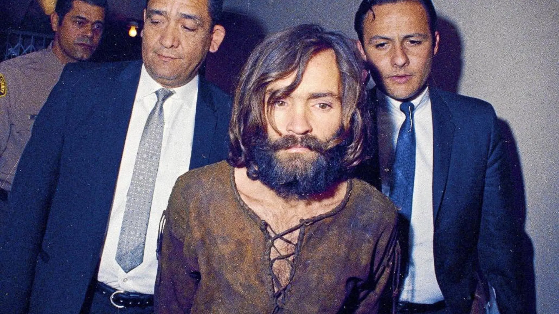 El asesino Charles Manson, custodiado por dos agentes en una imagen de 1969