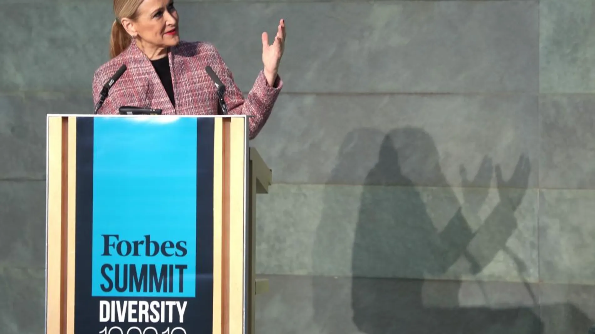 La presidenta de la Comunidad de Madrid, Cristina Cifuentes, pronuncia el discurso "Gestión de la divesidad: un reto para las empresas", con el que ha inaugurado hoy el Forbes Summit Diversity 2018