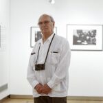 El cineasta Carlos Saura, junto a algunas de las fotografías de la exposición (Foto: Manuel Olmedo)