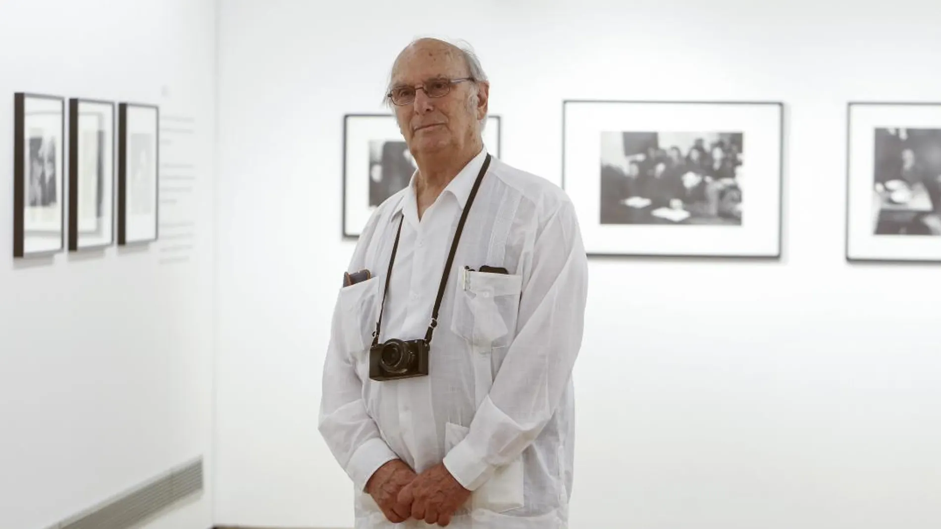El cineasta Carlos Saura, junto a algunas de las fotografías de la exposición (Foto: Manuel Olmedo)