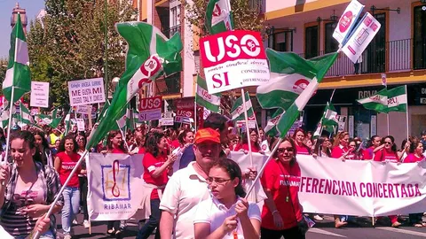 Miembros de los diez centros afectados llegan al Parlamento desde la calle Resolana de la capital
