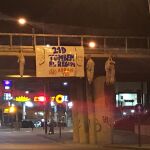 Arran cuelga tres muñecos de un puente con una pancarta en la que se leía «tumbemos el régimen»