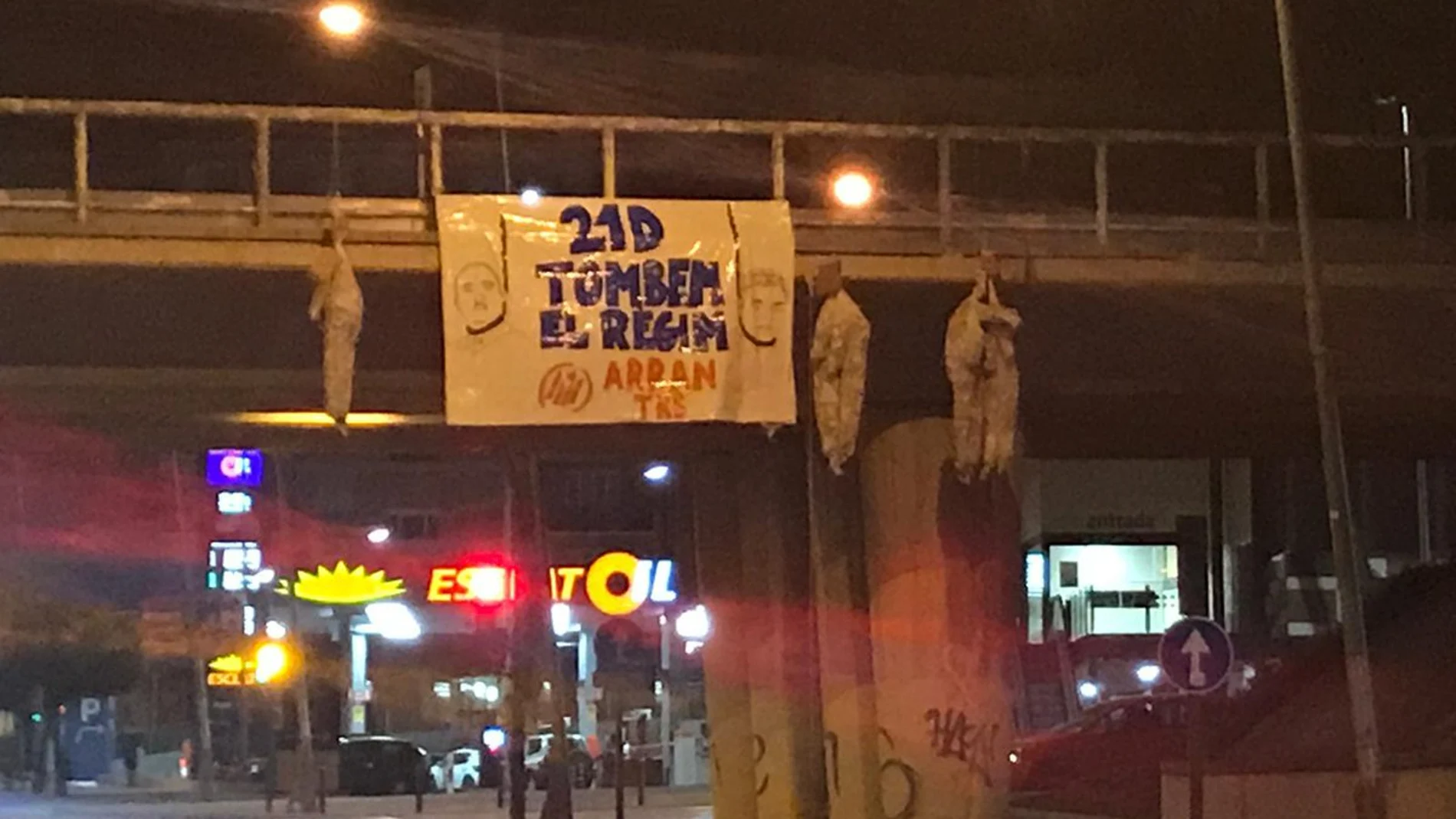 Arran cuelga tres muñecos de un puente con una pancarta en la que se leía «tumbemos el régimen»