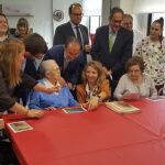 La consejera Alicia García conversa con personas mayores de la residencia de Miranda de Ebro en su visita a las nuevas instalaciones / La Razón